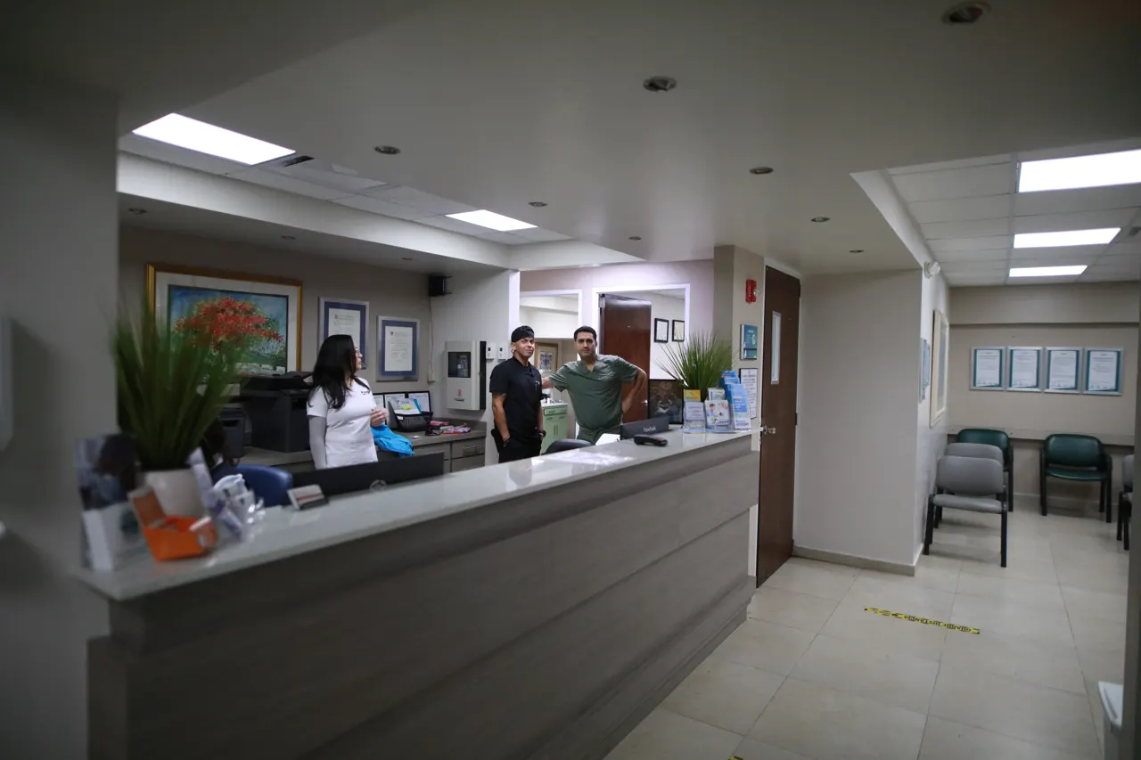 Área de recepción con personal del consultorio