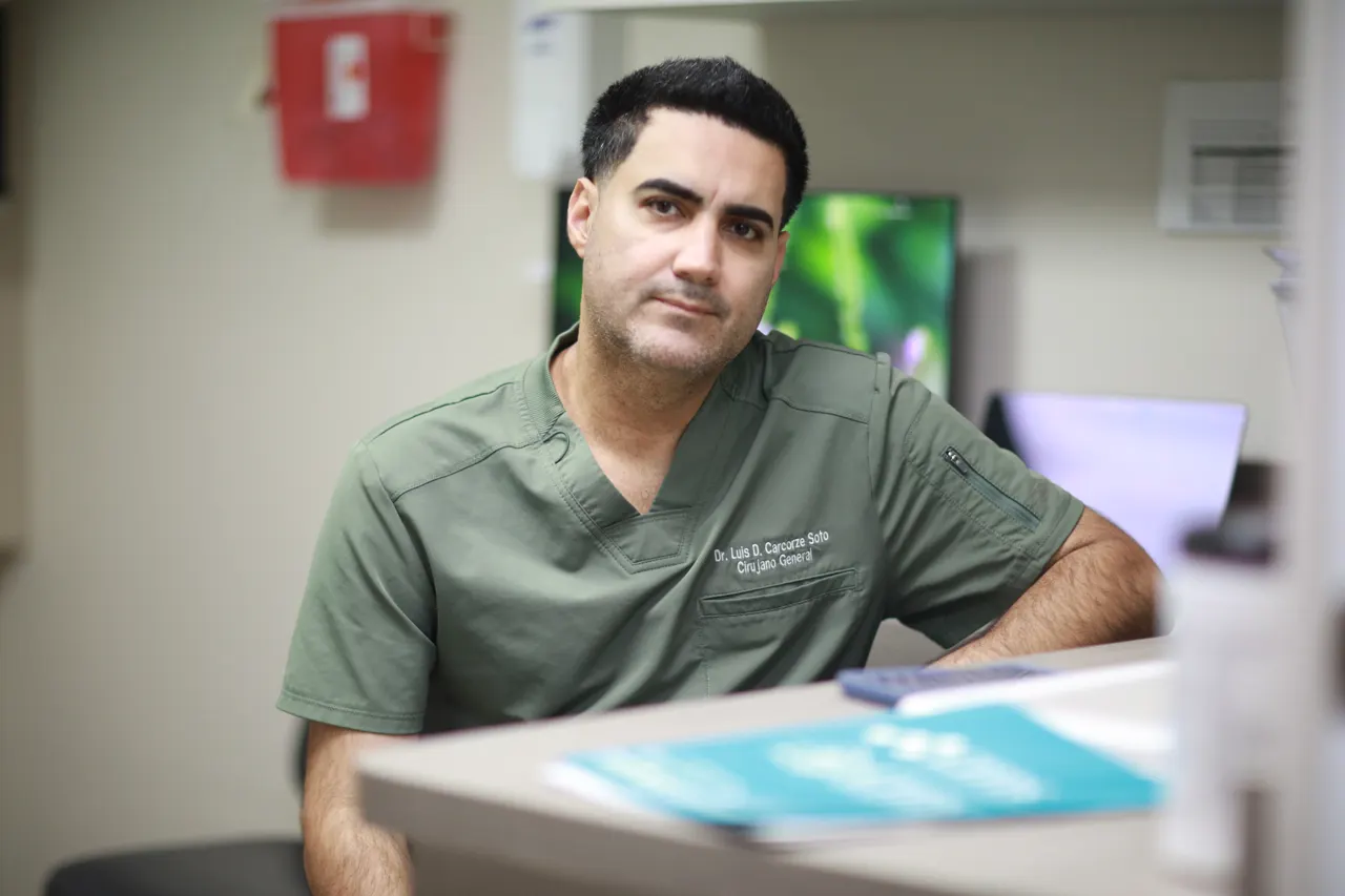 Dr. Carcorze revisando expediente de paciente