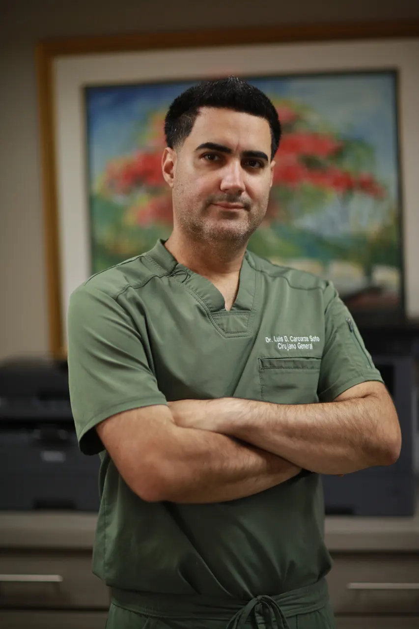 Dr. Luis D. Carcorze Soto en su oficina